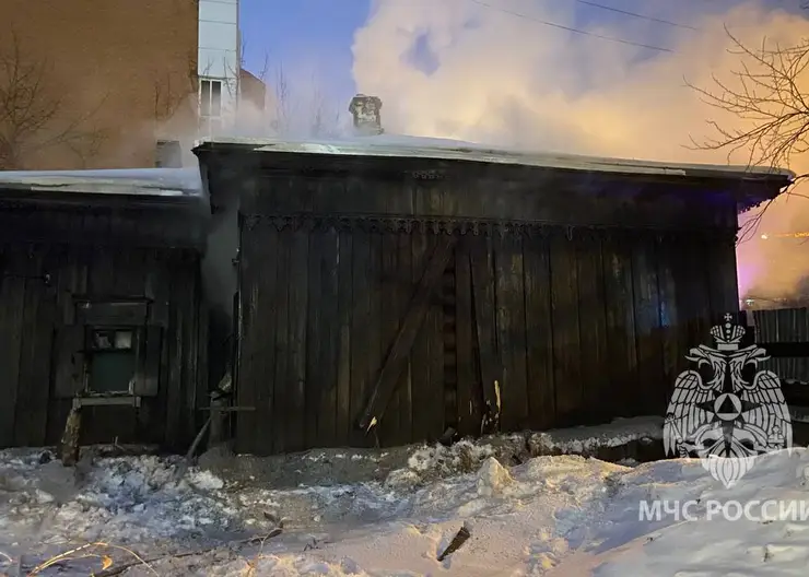 В центре Иркутска загорелся деревянный частный дом