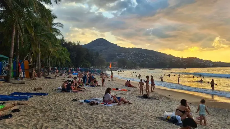 «Разобрано в августе всё»: куда экономно улететь из Красноярска на море осенью