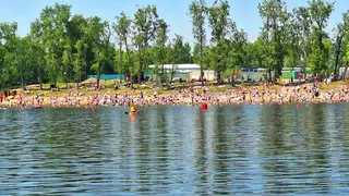 «Полотенце негде расстелить». Красноярцы массово отправились на пляжи острова Татышев в праздничные выходные «Полотенце негде расстелить». Красноярцы массово отправились на пляжи острова Татышев в праздничные выходные