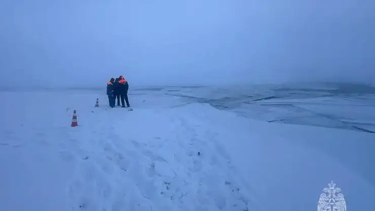 В Якутске автомобиль провалился под лед: два человека погибли