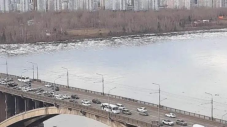 Льдины с Маны поплыли по Енисею: водозаборы в Красноярске работают без сбоев