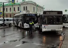 «Ни дня без затора». Центр Красноярска встал в пробку из-за ДТП с участием электробуса и автобуса