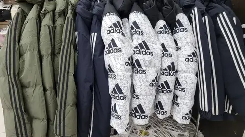 В Красноярске изъяли «паленную» одежду известных брендов «Adidas»,  «Lacoste», «Chanel» на 855 тысяч рублей