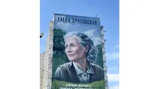 Мурал с создательницей «Роева ручья» появился на фасаде дома в Красноярске