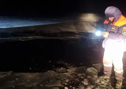 Автомобиль провалился под лед Байкала: погибли два человека