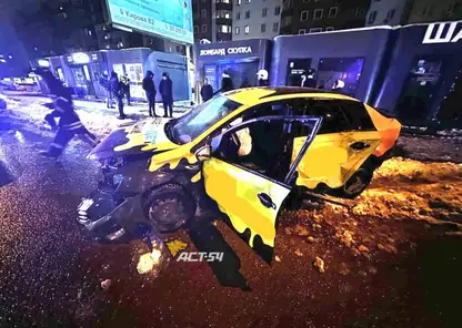 Пьяный водитель влетел в остановку в Новосибирске: 6 человек пострадали