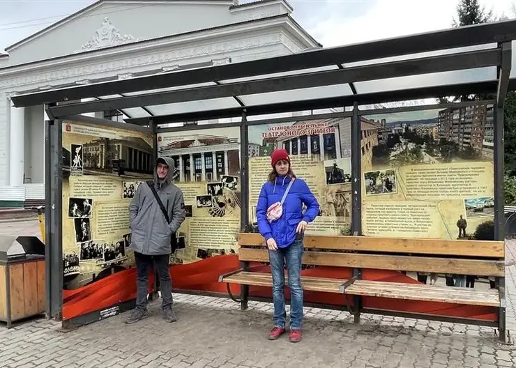 На правобережье Красноярска автобусные остановки превратились в исторические галереи