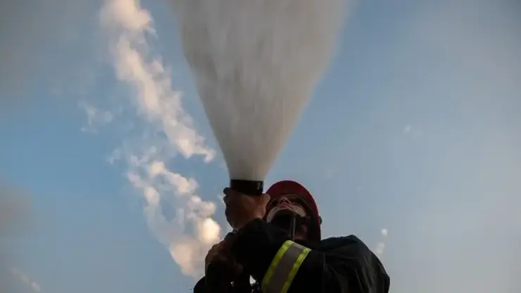Крупный пожар произошел на территории нефтезавода в Омске (видео)
