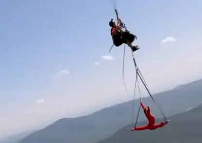 Небесный экстрим: гимнастическое шоу на параплане прошло в Шерегеше