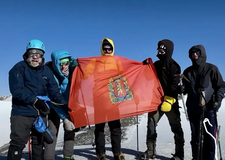 «Эльбрус – это невероятная мощь»: депутат Заксобрания Красноярского края Денис Терехов рассказал о восхождении в честь Дня флага РФ