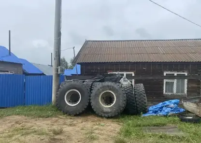 Двое приятелей украли тяжёлые колёса спецтехники стоимостью 1,4 млн рублей в Красноярском крае