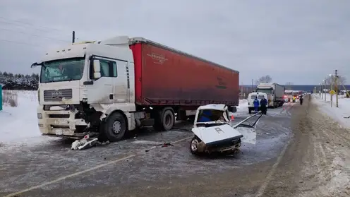 «Ока» столкнулась с фурой на трассе в Красноярском крае: погибли три человека