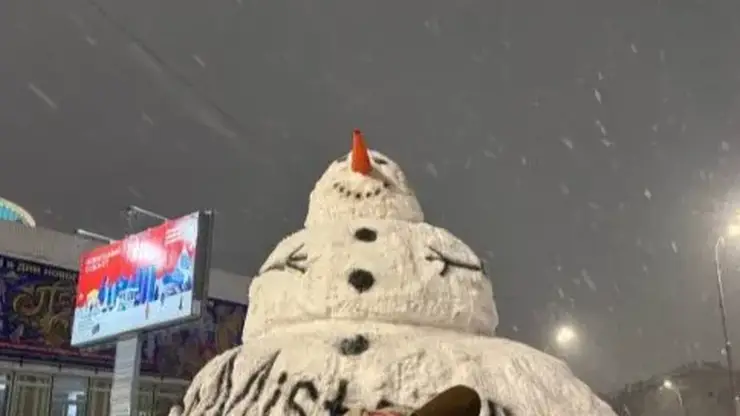 В Кемерове появился огромный двухметровый снеговик-достопримечательность