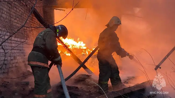 В Канске загорелось нежилое здание на площади 3 500 кв. м