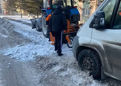 Красноярске дорожники помогли водителю выбраться из снежного плена