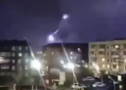 Шаровую молнию засняли жители Хакасии - страшно красивое природное явление