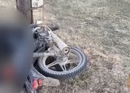 15-летний байкер врезался в опору линии электропередач и погиб в Иркутской области