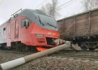 Опора рухнула на железную дорогу в Новосибирской области