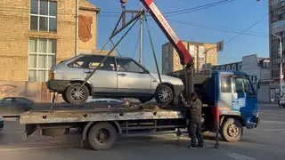 В центре Красноярска продолжают эвакуировать неправильно припаркованные машины