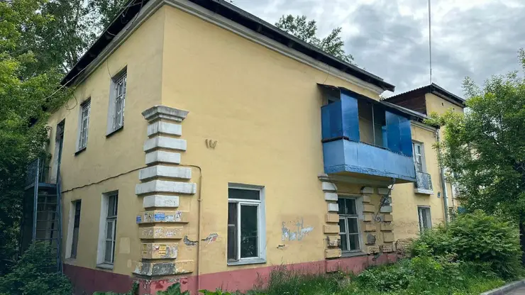 После обрушения потолка в аварийном общежитии Красноярска возбудили уголовное дело