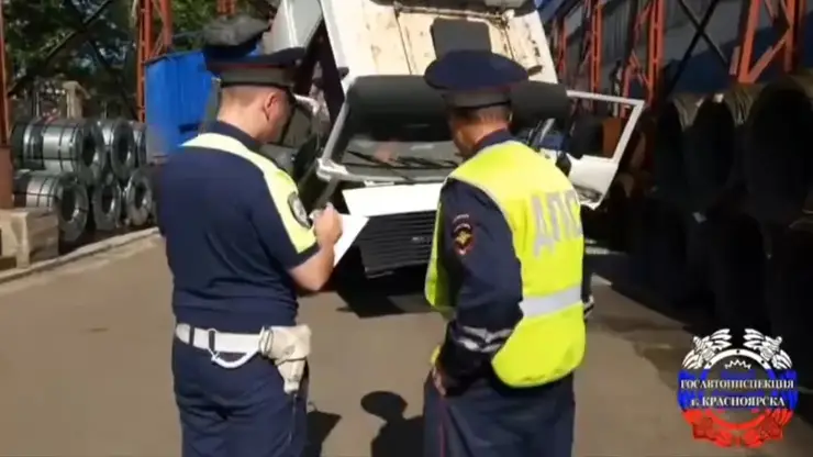 В Красноярске грузовик сам завёлся и задавил пожилого водителя