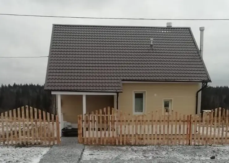 Ещё 6 семей погорельцев из Красноярского края получили ключи от новых домов