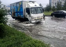 «Выносите сапы и лодки»: улица Авиаторов в Красноярске превратилась в реку