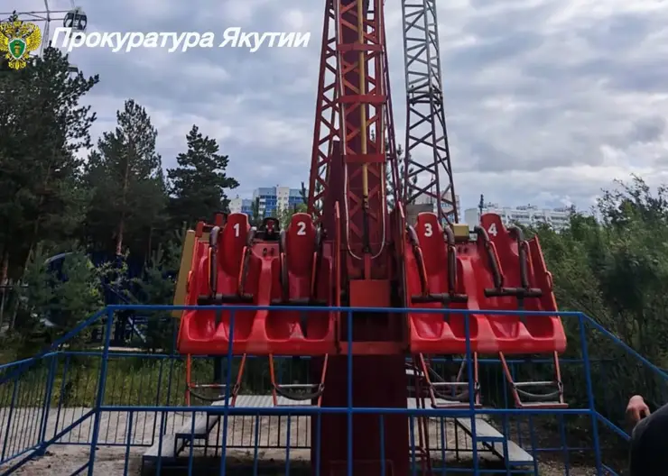 Девушка выпала из аттракциона в парке Якутска — назначены проверки