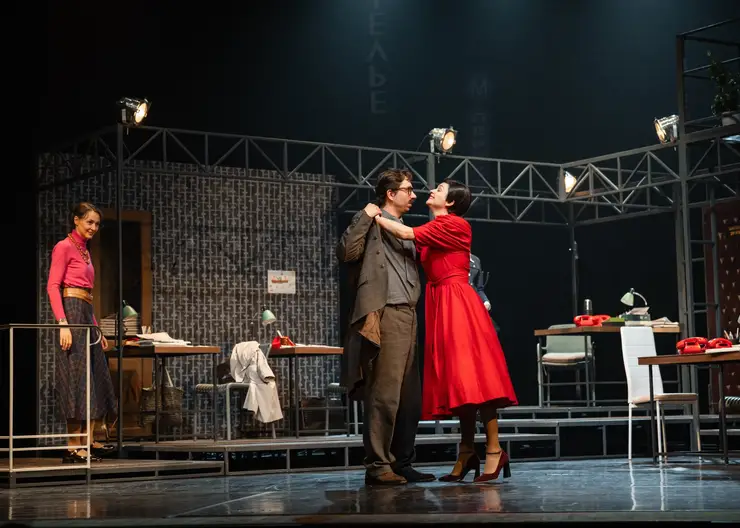 «Щемящее чувство ностальгии»: в Красноярске прошла премьера спектакля «Служебный роман»