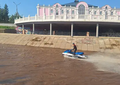 Скутеры рассекают водную гладь Качи в центре Красноярска