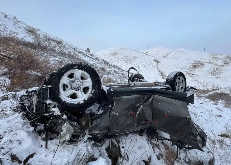 В Туве улетел в обрыв и перевернулся автомобиль с семьей