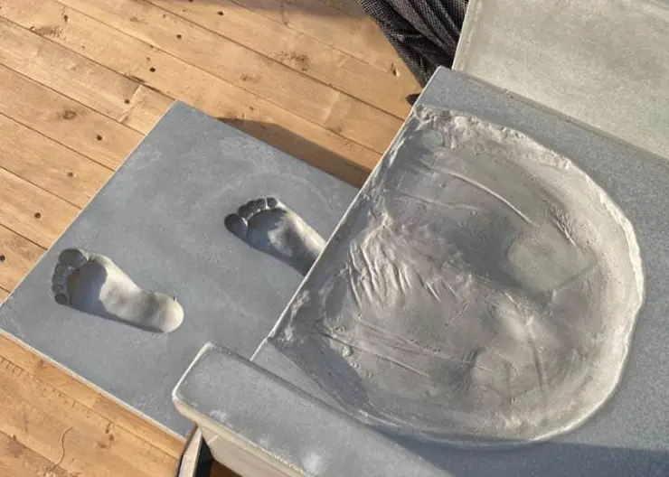 Памятник с отпечатком ягодиц установили в Якутске