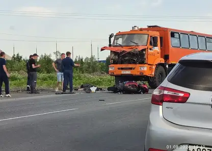 Родился в рубашке: в Норильске мотоциклист гнал по встречке и врезался в КамАЗ, он выжил (видео)