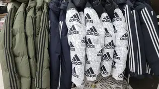 В Красноярске изъяли «паленную» одежду известных брендов «Adidas»,  «Lacoste», «Chanel» на 855 тысяч рублей