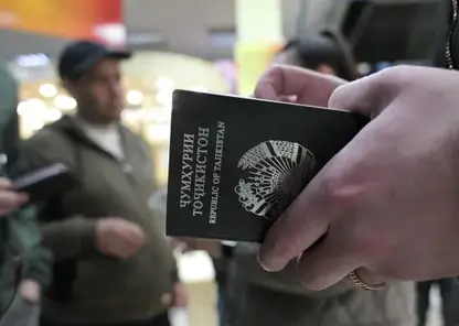 Трех человек задержали на Кузбассе за выдачу поддельных сертификатов мигрантам