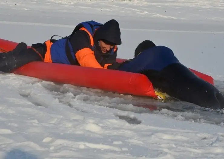 В Канске продолжают искать утонувших подростков