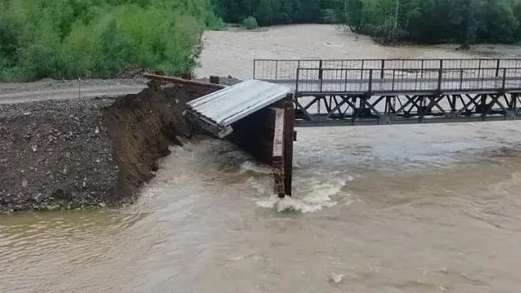 Мост разрушился в Тыве из-за дождя