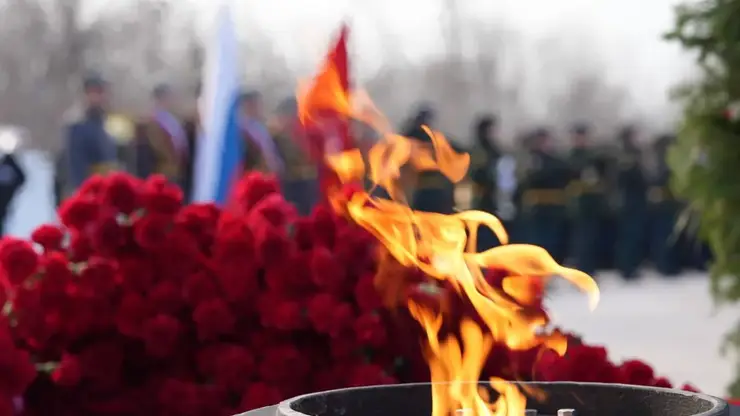 Вечный огонь вернулся на площадь Победы в Красноярске 23 февраля