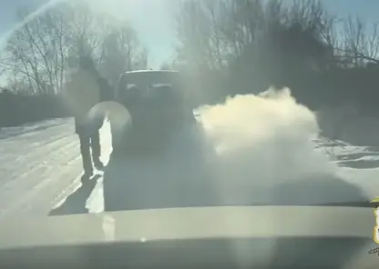 Полицейским в Иркутской области пришлось на ходу останавливать автомобиль, на котором пыталась скрыться наркосбытчица