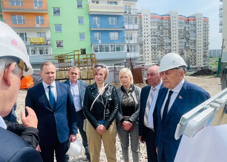 Депутаты и общественные активисты проинспектировали строительство школы на 1100 мест в Солнечном