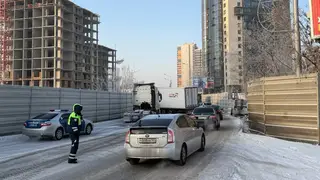 В Красноярске из-за ДТП с участием фуры ограничено движение возле Планеты В Красноярске из-за ДТП с участием фуры ограничено движение возле Планеты