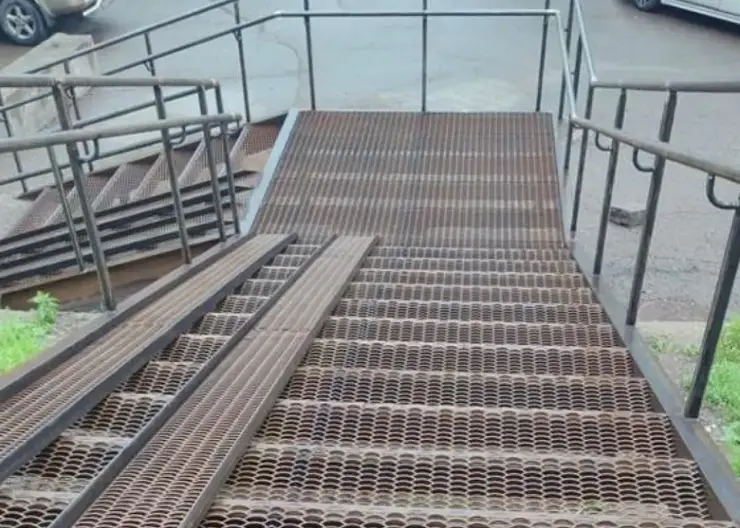 В Красноярске модернизируют 13 лестниц