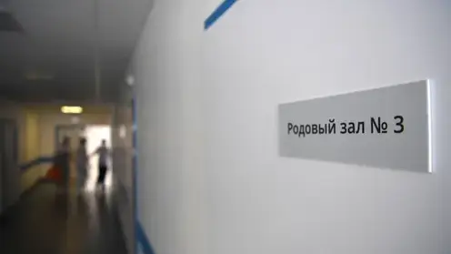 Суд лишил прав 19-летнюю мать из Кузбасса, бросившую новорожденную дочь в больнице.