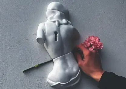 Омскому художнику грозит уголовное дело за горельеф о женской красоте, который он установил без разрешения