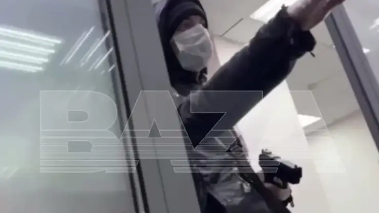 Вежливый грабитель украл 100 тысяч рублей из банка в Новокузнецке, отказавшись от предложенного денежного «бонуса»