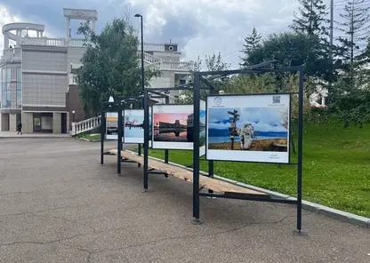 В Красноярске на Центральной набережной открылась уличная выставка «Маршруты Красноярья»