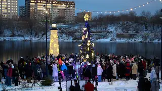 Новогодняя ёлка «Полюса» открылась в речном клубе «Остров» Новогодняя ёлка «Полюса» открылась в речном клубе «Остров»