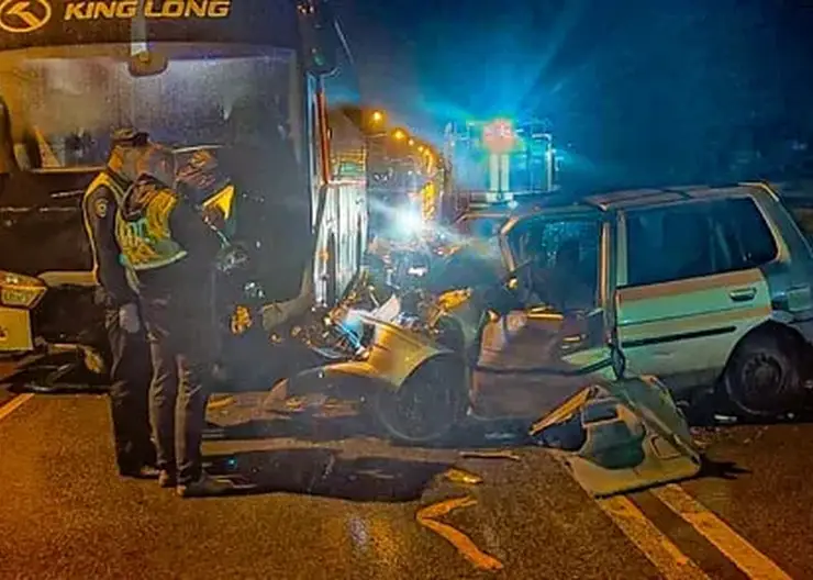 В Барнауле автобус столкнулся с легковушкой, два человека погибли