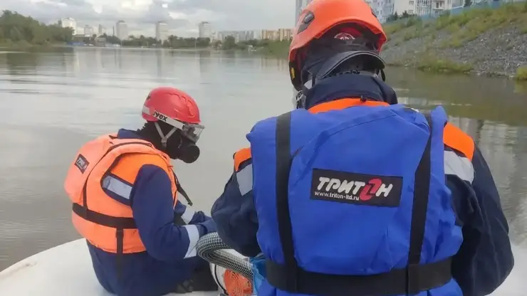 Спасатели ликвидировали масляное пятно на Абаканской протоке