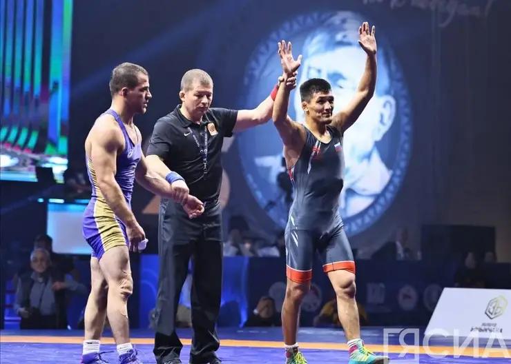 Красноярцы выиграли две медали международного турнира по вольной борьбе